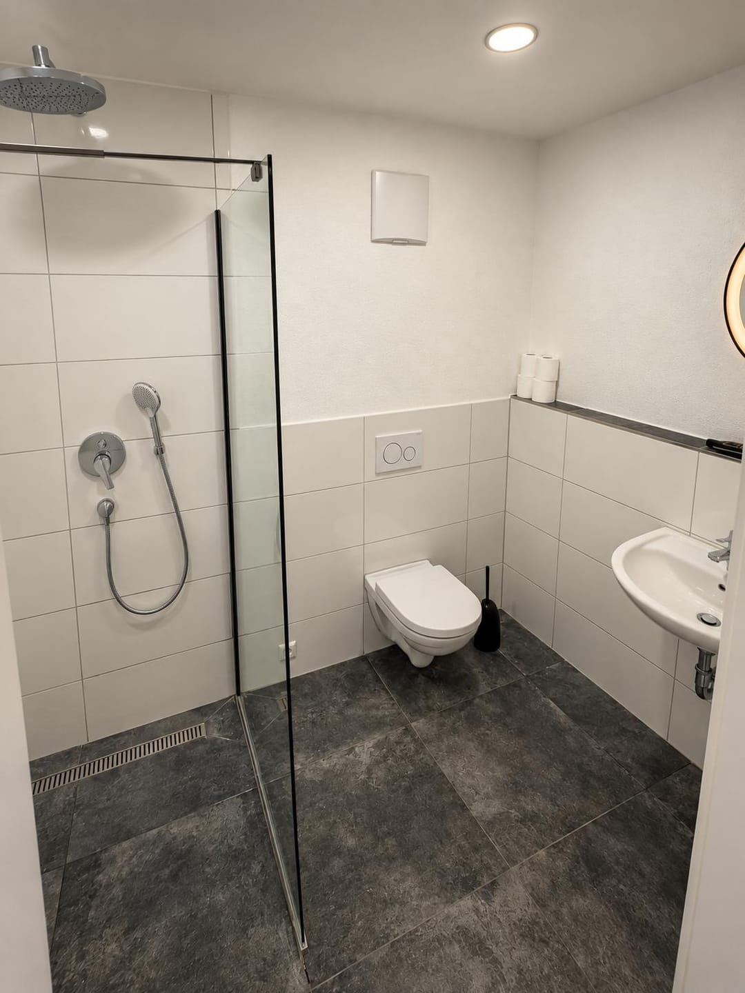 Modernes Badezimmer im Apartment mit bodengleicher Dusche