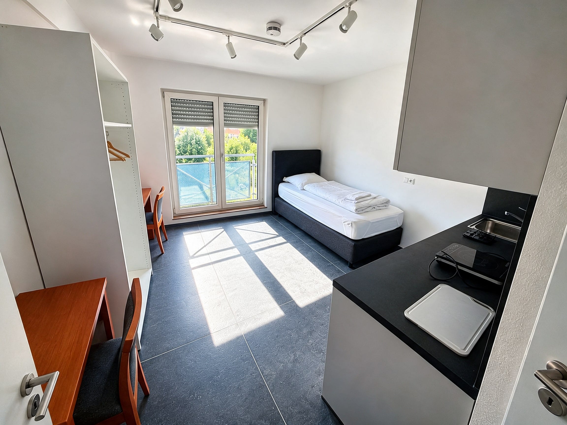 Apartment im Inteck Hotel mit Einzelbett, Küchenzeile und Balkontür