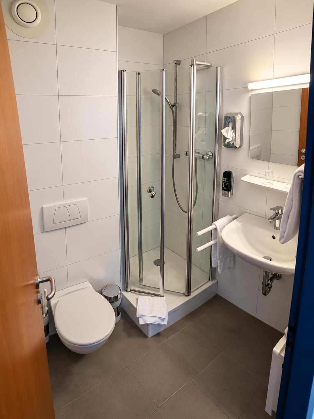 Modernes Badezimmer mit Dusche und WC im Inteck Hotel