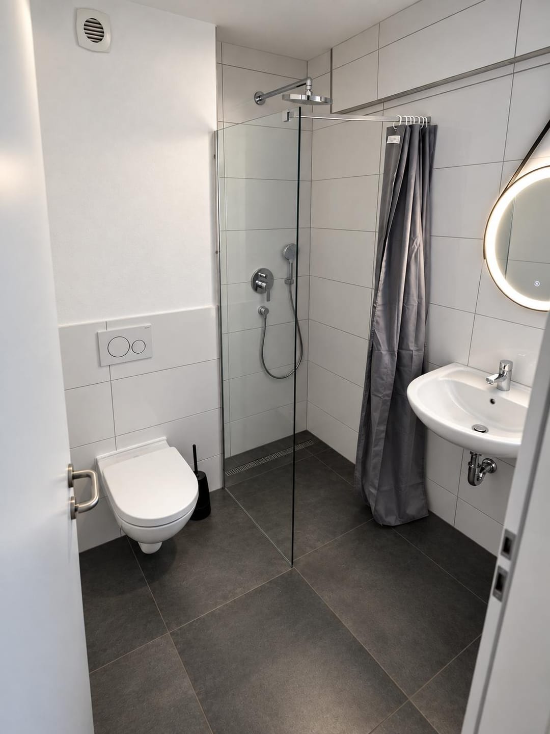 Renoviertes Badezimmer mit bodengleicher Regendusche