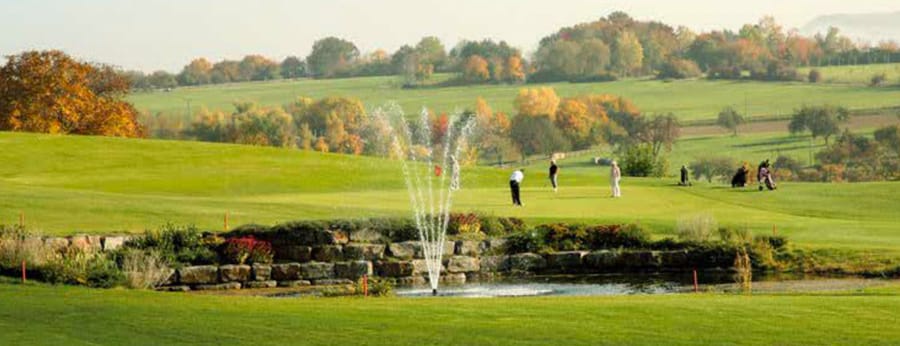Golfplatz des Golfclubs Kirchheim-Wendlingen im Herbst mit Springbrunnen im Teich