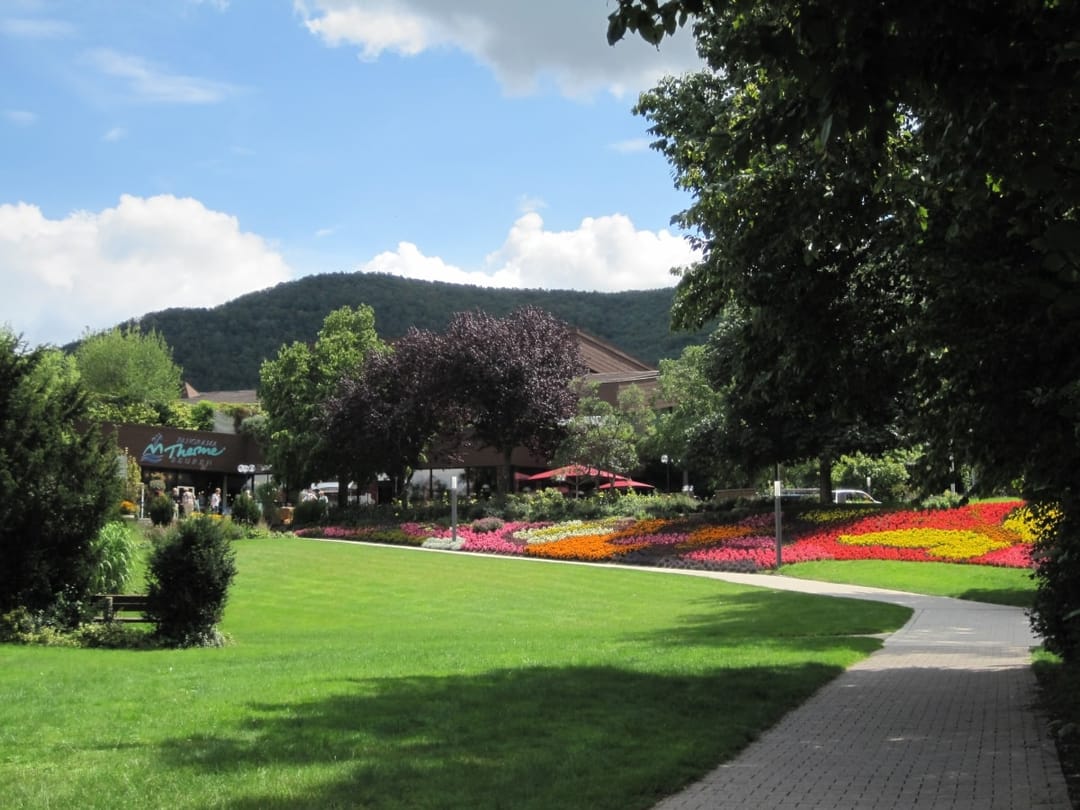 Kurpark am Eingang der Panorama Therme Beuren