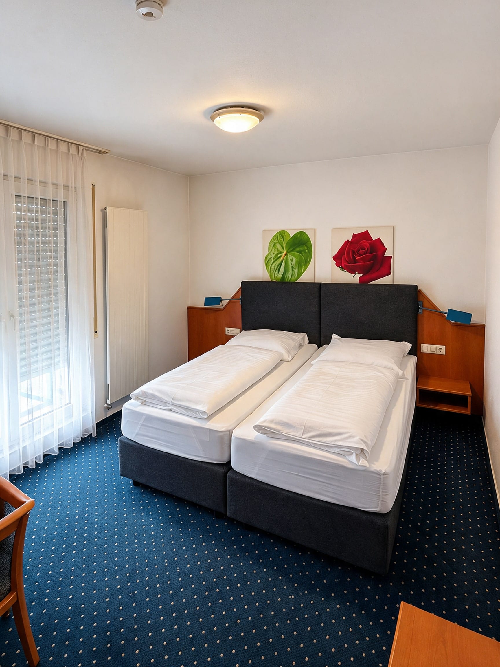 Doppelzimmer im Inteck Hotel mit zwei Einzelbetten und hellem Fenster