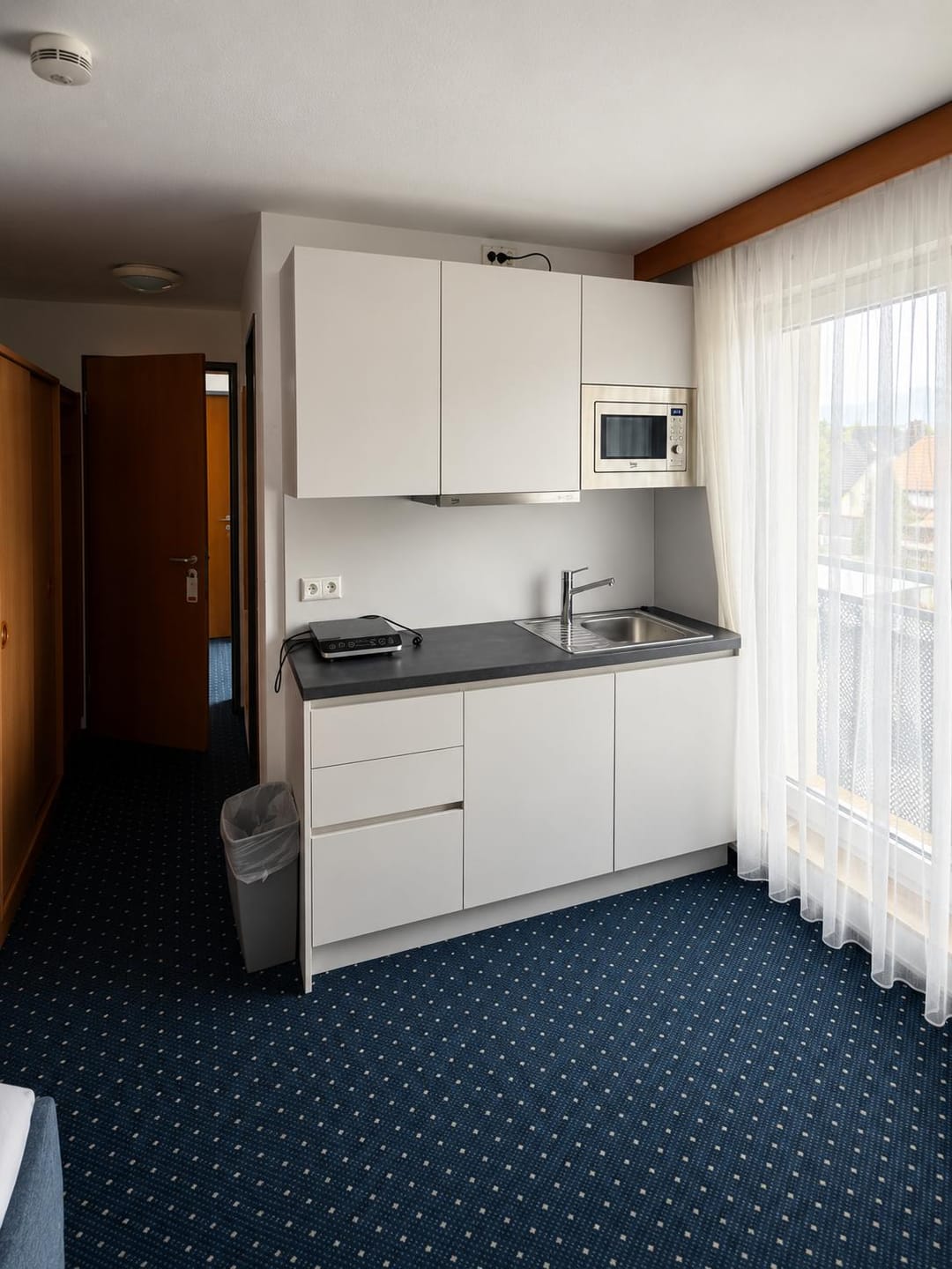 Zimmer mit eigener Küchenzeile und Balkon im Inteck Hotel